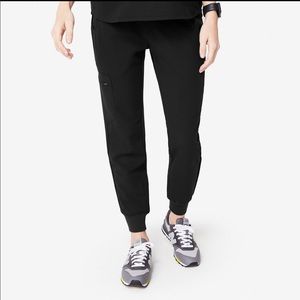 Figs Zamora black scrub pants in petite length